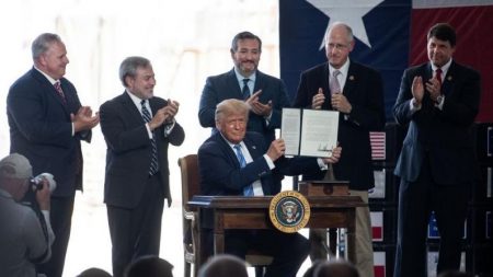 Trump extiende plazo de exportación de GNL hasta el 2050 y elogia independencia energética de EE.UU.