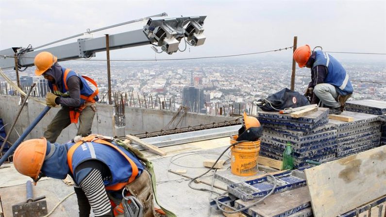 Fotografía del 28 de agosto de 2015 de trabajadores en el techo del nuevo edificio Torre Reforma en Ciudad de México (México). EFE/Jorge Núñez/Archivo