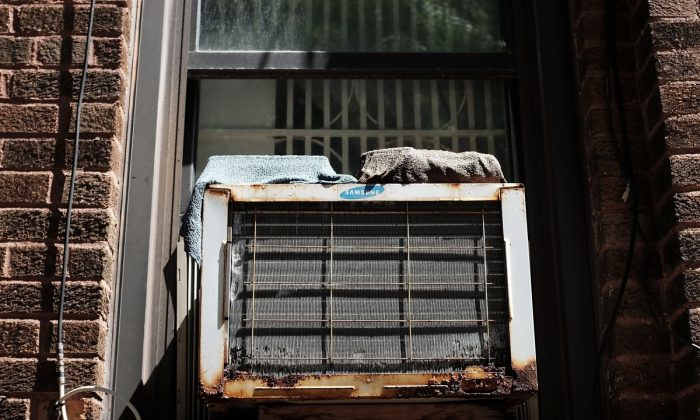 Un aire acondicionado se ve en una ventana de Brighton Beach en Brooklyn, Nueva York, el 20 de agosto de 2015. (Spencer Platt/Getty Images)