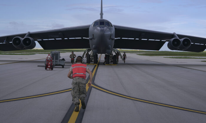 Un bombardero B-52H Stratofortress de la Fuerza Aérea de EE.UU., desplegado desde la Base Aérea de Barksdale, La., aterriza en la Base Aérea de Andersen, Guam, el 4 de julio de 2020. (Fotografía de la Fuerza Aérea de EE.UU. por el sargento mayor Richard P. Ebensberger)