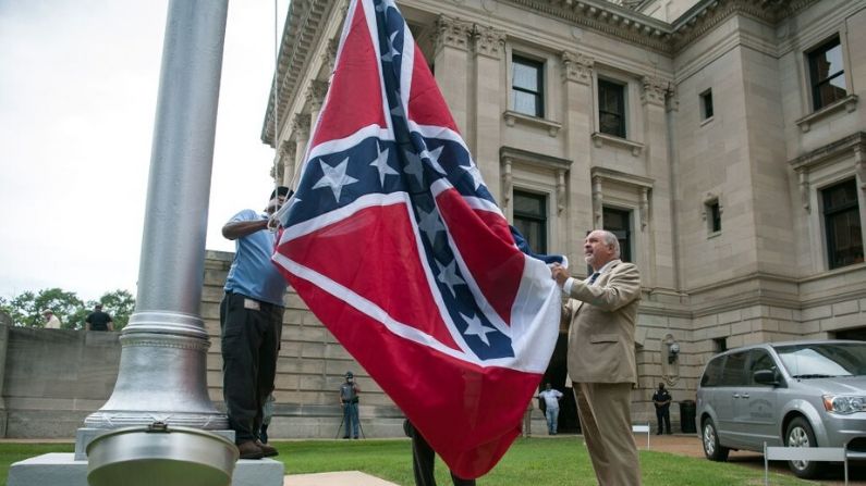 La bandera del estado es izada para la ceremonia de retiro de la bandera en el edificio del Capitolio del estado de Misisipi en Jackson, Misisipi, el 1 de julio de 2020.  (RORY DOYLE/AFP vía Getty Images)