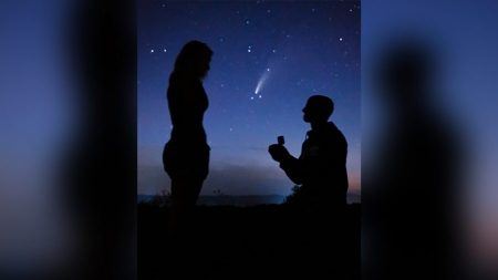 Dos parejas incluyen un raro cometa en sus propuestas de matrimonio, un compromiso cósmico sin igual