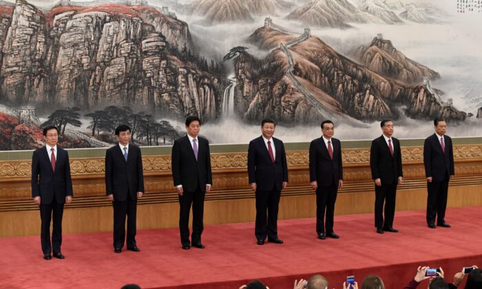 (De izquierda a derecha: Han Zheng, Wang Huning, Li Zhanshu, el mandatario chino Xi Jinping, el primer ministro Li Keqiang, Wang Yang y Zhao Leji) El nuevo Comité Permanente del Politburó del Partido Comunista Chino (principal órgano de decisión de la nación) se reúne con la prensa en el Gran Salón del Pueblo de Beijing el 25 de octubre de 2017. (Wang Zhao/AFP vía Getty Images)