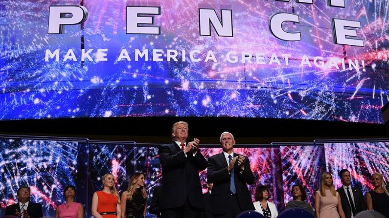 El presidente republicano Donald Trump y  Mike Pence en el último día de la Convención Nacional Republicana, el 21 de julio de 2016, en Cleveland, Ohio.  (TIMOTHY A. CLARY/AFP a través de Getty Images)
