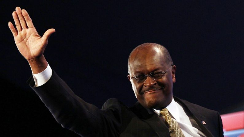 El candidato presidencial republicano y exdirector ejecutivo de Godfather's Pizza, Herman Cain es presentado antes de un debate en el Constitution Hall el 22 de noviembre de 2011 en Washington, DC. (Win McNamee/Getty Images)