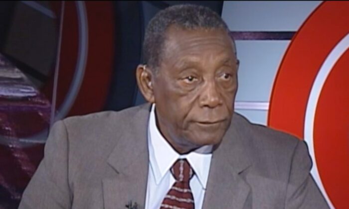 Charles Evers, el hermano del líder de los derechos civiles Medgar Evers, en una imagen fija del video. (Captura de pantalla/CNN)
