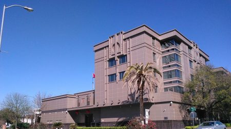 Consulado chino en Houston probablemente quemó informes de espionaje, dice exdiplomático chino