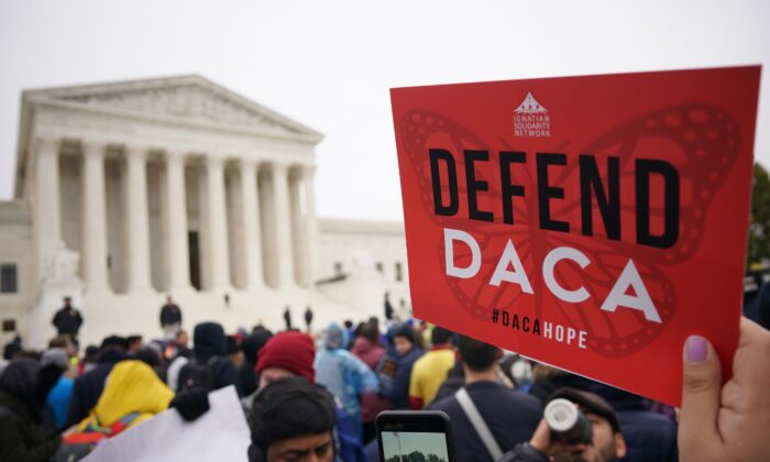 Activistas proinmigración se congregan frente a la Corte Suprema de los Estados Unidos en Washington el 12 de noviembre de 2019. (Mandel Ngan/AFP/Getty Images)