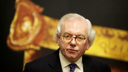 Universidades y editoriales cortan lazos con David Starkey por comentarios sobre la esclavitud