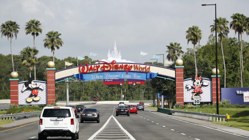 Una vista de la entrada del parque temático de Walt Disney World en el Lago Buena Vista, Florida, el 11 de julio de 2020. El parque temático reabrió a pesar del aumento de nuevas infecciones de COVID-19 en toda la Florida, incluyendo la parte central del estado donde se encuentra Orlando. (Octavio Jones/Getty Images)
