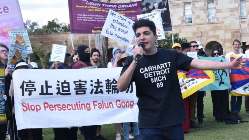 El estudiante y activista de derechos humanos de la Universidad de Queensland Drew Pavlou dirige una manifestación en el campus de la universidad en Brisbane, Australia, el 31 de julio de 2019. (Faye Yang/The Epoch Times)