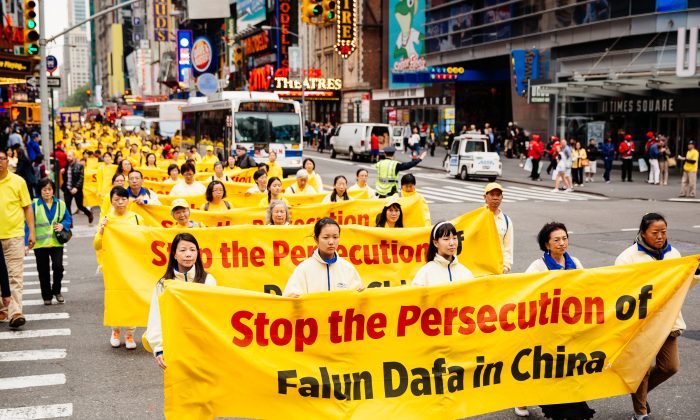Alrededor de 10,000 practicantes de Falun Dafa marchan en el desfile mundial de Falun Dafa en Nueva York el 13 de mayo de 2016. (Edward Dye/Epoch Times)