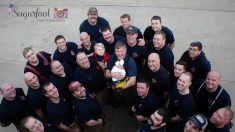 Recién nacida rinde homenaje a su fallecido padre en conmovedora sesión de fotos con 26 bomberos
