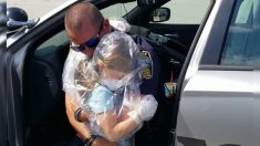 Hija de policía de Georgia se envuelve en equipo de protección para dar a su padre un emotivo abrazo