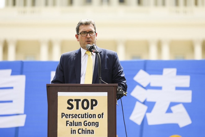 Benedict Rogers, activista de derechos humanos de Reino Unido, habla en un acto conmemorativo del 20º aniversario de la persecución a Falun Gong en China, en el Jardín Oeste del Capitolio en Washington, el 18 de julio de 2019. (Samira Bouaou/The Epoch Times)