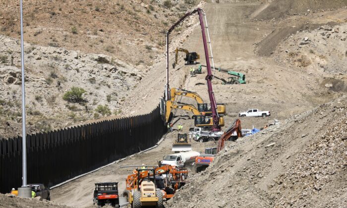 La construcción continúa en la nueva sección de media milla de la valla fronteriza construida por We Build the Wall en Sunland Park, NM, el 30 de mayo de 2019. (Charlotte Cuthbertson/The Epoch Times)