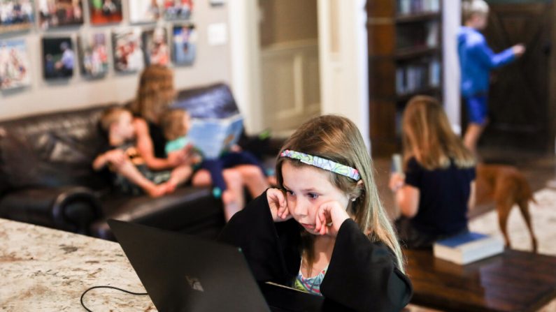 La familia Greszler, incluidos seis niños, ha hecho malabares con el trabajo y la escuela desde marzo en su casa en Bethesda, Maryland, el 11 de julio de 2020. (Charlotte Cuthbertson/The Epoch Times)
