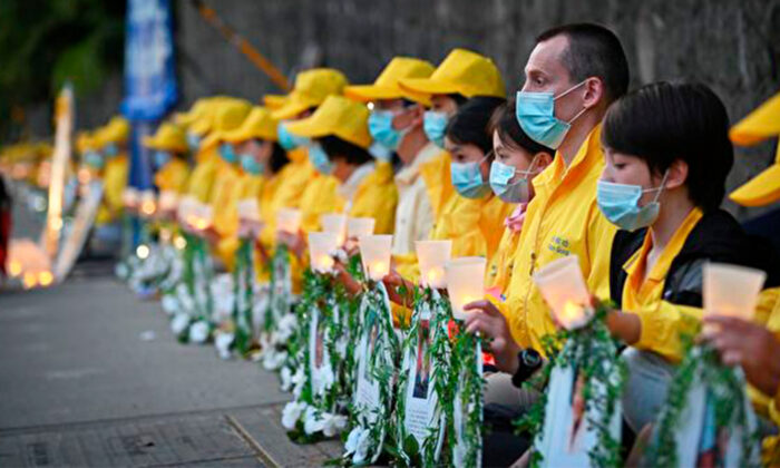 Practicantes de Falun Gong realizaron una vigilia a la luz de las velas, frente al Consulado chino en Vancouver, para denunciar la persecución de su fe en China, el 10 de julio de 2020. (Minghui)