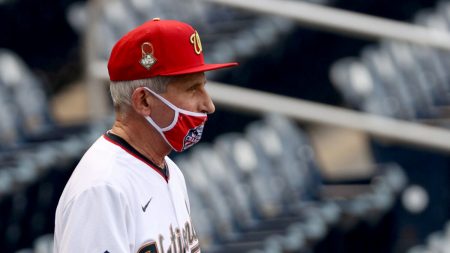 Fauci responde a críticas por quitarse la mascarilla durante un partido de béisbol