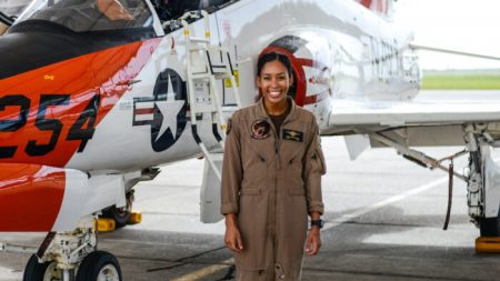 Primera mujer negra que se gradúa como piloto de combate de la Marina, lista para recibir sus alas de oro