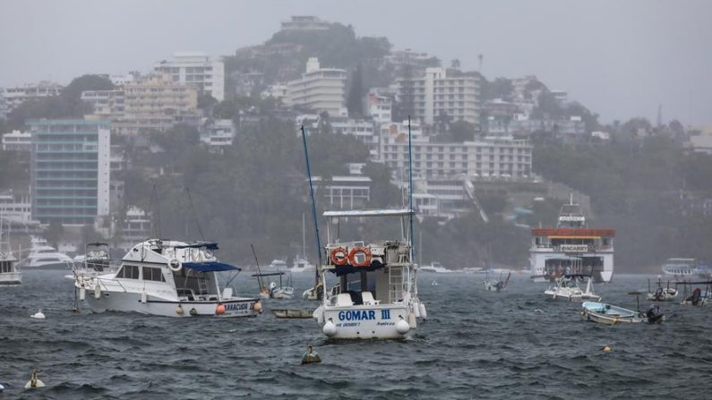 Fotografía de embarcaciones en el balneario de Acapulco, estado de Guerrero (México). EFE/David Guzmán