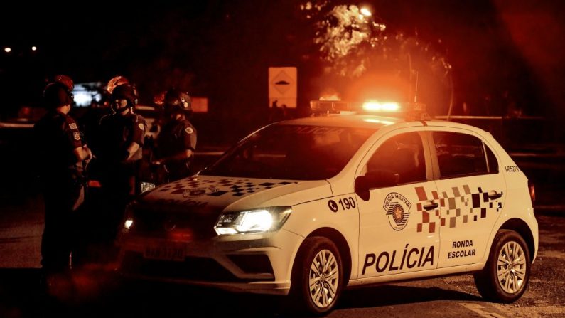 La policía antidisturbios hace guardia en las afueras de la Penitenciaría Doctor Edgar Magalhaes Noronha (Pemano) durante un motín a principios de marzo de 2020, en Tremembe, a 155 km de Sao Paulo, Brasil. (Foto de LUCAS LACAZ/AFP vía Getty Images)