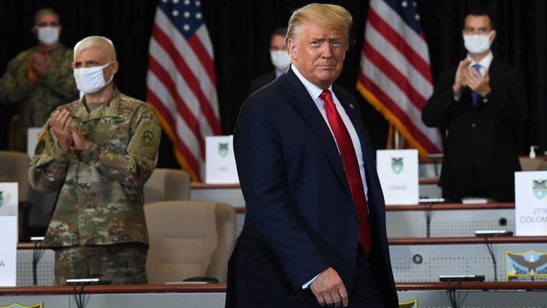 El Presidente de Estados Unidos Donald Trump asiste a una sesión informativa sobre la mejora de las operaciones de narcóticos en el Comando Sur de Estados Unidos en Doral, Florida, el 10 de julio de 2020. (Foto de SAUL LOEB/AFP vía Getty Images)