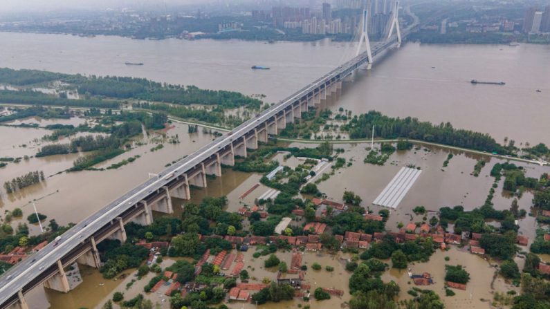 Esta vista aérea muestra la isla inundada de Tianxingzhou, que se convertirá en una zona de flujo inundado para aliviar la presión del alto nivel de agua del río Yangtsé, en Wuhan, en la provincia central de Hubei, China, el 13 de julio de 2020. (Foto de STR/AFP vía Getty Images)