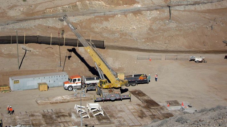 Foto tomada el 10 de septiembre de 2010 de la tercera perforación utilizada para la exploración petrolera que participa en el "Plan C para rescatar a 33 mineros atrapados bajo tierra en la mina San José, cerca de Copiapó, 800 km al norte de Santiago (Chile), mientras se ensambla". (STR/AFP a través de Getty Images)