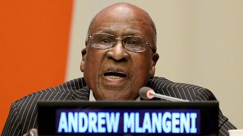 El héroe sudafricano de la lucha contra el régimen racista del "apartheid" Andrew Mlangeni. EFE/EPA/ANDREW GOMBERT/Archivo