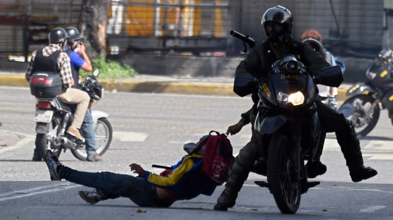 Miembros de la Guardia Nacional arrestan a un activista de la oposición durante una manifestación contra el régimen de Nicolás Maduro, en Caracas (Venezuela) el 26 de junio de 2017. (Juan Barreto/AFP vía Getty Images)