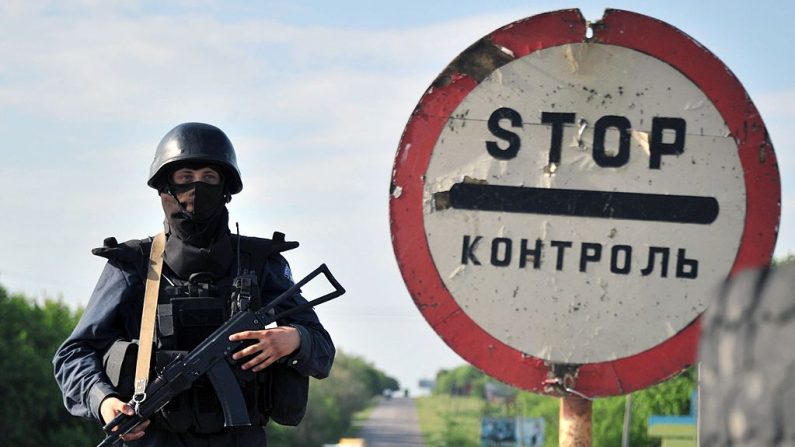 Las tropas ucranianas hacen guardia en un puesto de control en la carretera cerca de la ciudad oriental de Izum, región de Donetsk (Ucrania), el 15 de mayo de 2014. (GENYA SAVILOV/AFP a través de Getty Images)