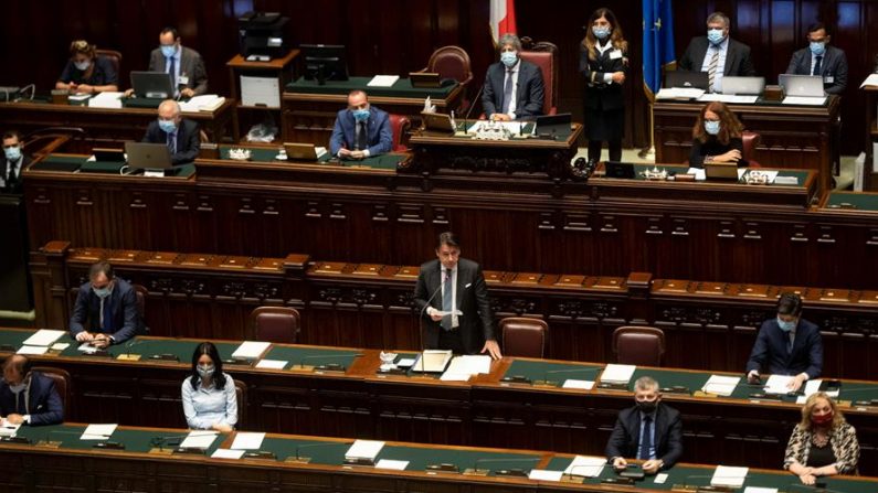 El primer ministro italiano, Giuseppe Conte, acudió este miércoles a la Cámara de los Diputados para pedir la aprobación de una prórroga del estado de emergencia hasta el 15 de octubre para gestionar con mayor "rapidez y eficacia" la crisis del COVID-19. EFE/EPA/CLAUDIO PERI
