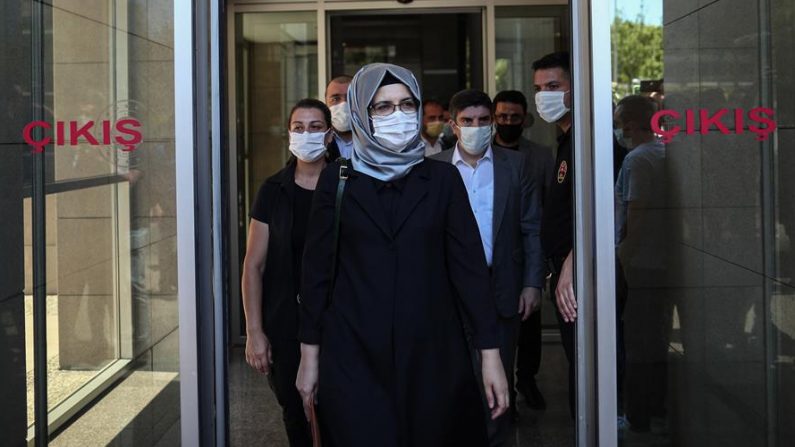 Hatice Cengiz, la prometida del periodista Khashoggi, que se quedó esperando a la salida del consulado y que fue la que denunció su desaparición, el 3 de julio de 2020. EFE/EPA/SEDAT SUNA