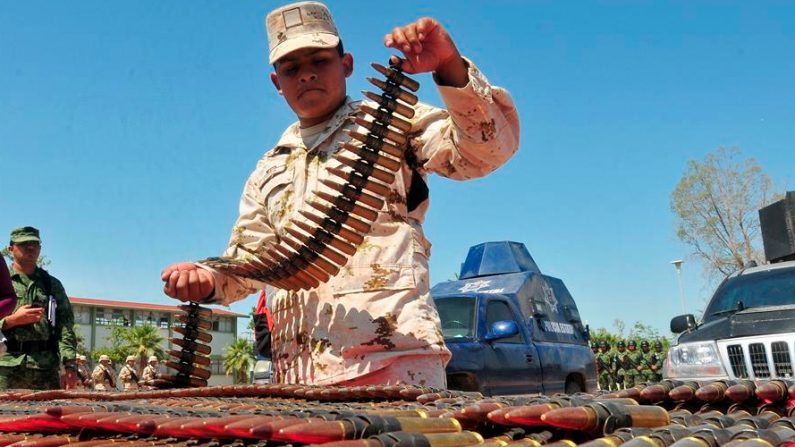 Agentes del Ejercito Mexicano muestran las municiones y vehículos con modificación de blindaje artesanal, hallados y confiscados en un campamento de la delincuencia organizada, en la población de Saguaripa, del estado de Sonora (México). EFE/Archivo