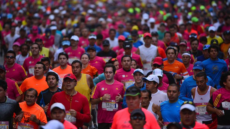 Los corredores compiten en el XXXI Maratón Internacional de la Ciudad de México el 25 de agosto de 2013 en la capital mexicana. (YURI CORTEZ/AFP a través de Getty Images)