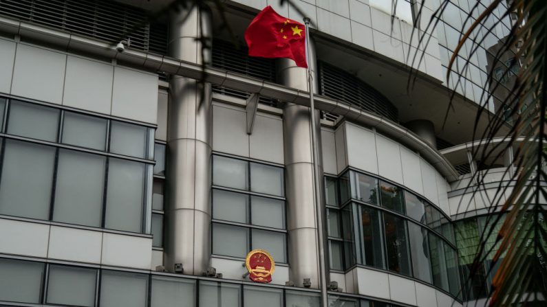 Un emblema y una bandera nacional china se ven fuera de la Oficina de Salvaguarda de la Seguridad Nacional del Gobierno Popular Central en la Región Administrativa Especial de Hong Kong después de su inauguración oficial el 8 de julio de 2020 en Hong Kong. (Foto de Anthony Kwan/Getty Images)