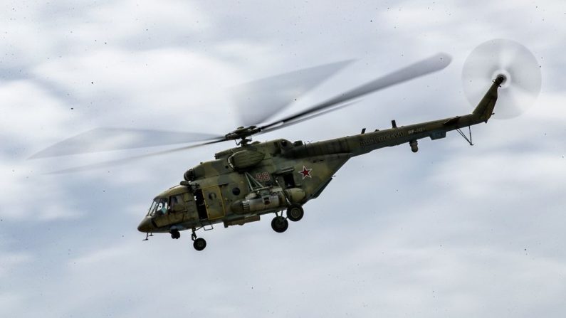 Imagen de un helicóptero militar Mil Mi-17 de la fuerza aérea rusa, foto tomada el 22 de abril de 2020. (Foto de DELIL SOULEIMAN/AFP vía Getty Images)