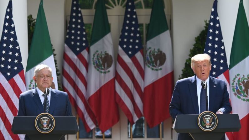El presidente de los Estados Unidos, Donald Trump, y el presidente de México, Andrés Manuel López Obrador, celebran una conferencia de prensa conjunta en la Rosaleda de la Casa Blanca el 8 de julio de 2020 en Washington, DC. (Jim Watson/AFP vía Getty Images)