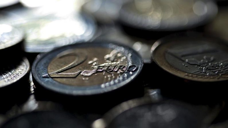 Detalle de varias monedas de euro sobre una mesa en Colonia. EFE/Oliver Berg/Archivo