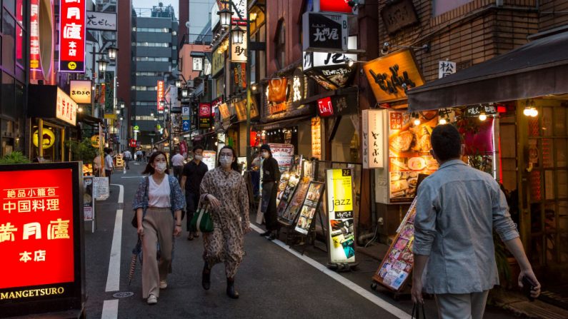 La gente pasa por la zona de Shinjuku el 10 de julio de 2020 en Tokio, Japón. (Foto de Yuichi Yamazaki/Getty Images)