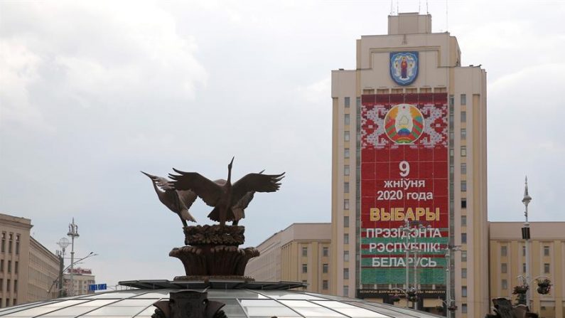 Un cartel que reza "9 de agosto 2020 elecciones presidenciales en Bielorrusia". Bielorrusia vive una gran tensión a pocos días de sus elecciones presidenciales con una campaña marcada por las detenciones de candidatos y las manifestaciones contra Alexandr Lukashenko, quien gobierna el país con mano de hierro desde 1994. EFE/ Tatyana Zenkovich