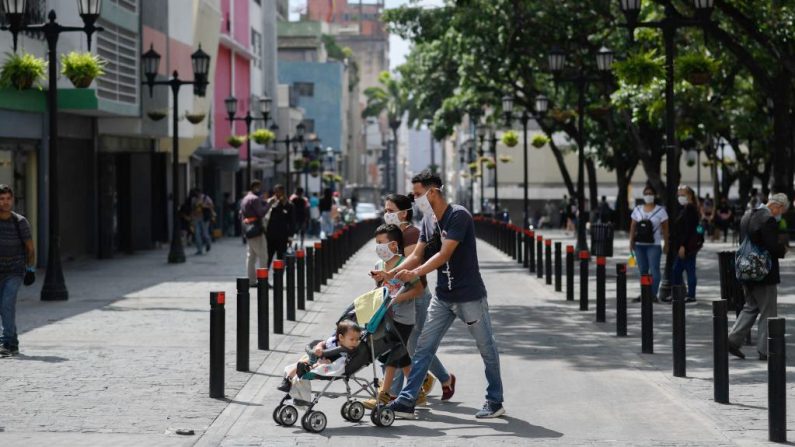 La gente lleva máscaras faciales mientras camina por el centro de la ciudad, en Caracas (Venezuela), el 5 de junio de 2020. (Foto de FEDERICO PARRA/AFP vía Getty Images)