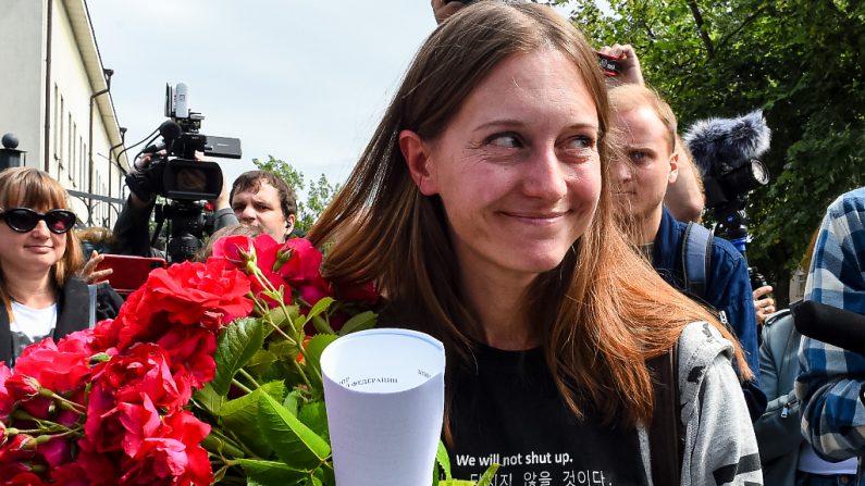 La periodista rusa Svetlana Prokopyeva, acusada de "justificar públicamente el terrorismo", se va tras una audiencia en el tribunal de Pskov (Rusia) el 6 de julio de 2020. (Foto de OLGA MALTSEVA/AFP vía Getty Images)