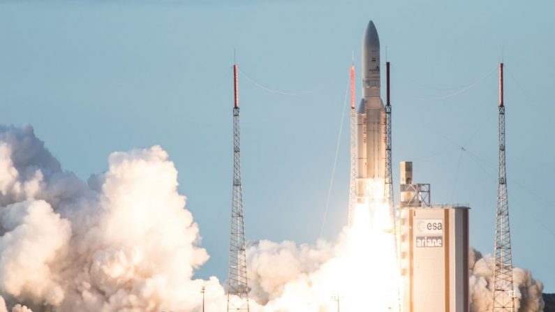 Un cohete Ariane 5 despega el 28 de junio de 2017 del Centro Espacial de la Guayana Francesa (puerto espacial europeo) en Kurú (la Guayana Francesa) con el satélite HS3-IS y el último satélite de comunicaciones de la India, el GSAT-17, a bordo. (JODY AMIET/AFP vía Getty Images)