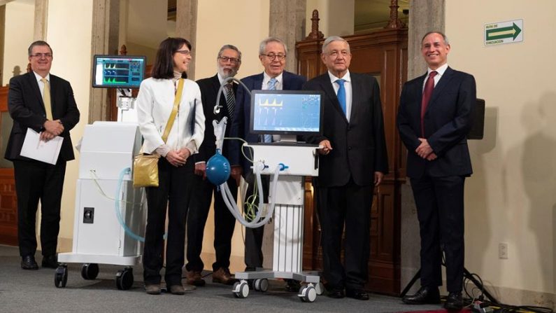 Fotografía cedida por la Presidencia de México que muestra al mandatario mexicano Andrés Manuel López Obrador (2d), durante la presentación de los dos primeros modelos de respiradores  diseñados y fabricados en el país para atender a enfermos críticos de COVID-19, el 14 de julio de 2020, en Ciudad de México (México). EFE/ Presidencia De México