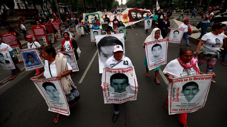 Familiares, estudiantes y simpatizantes de los 43 jóvenes desaparecidos de Ayotzinapa protestan el 26 de abril de 2018, en Ciudad de México (México). EFE/José Méndez/Archivo