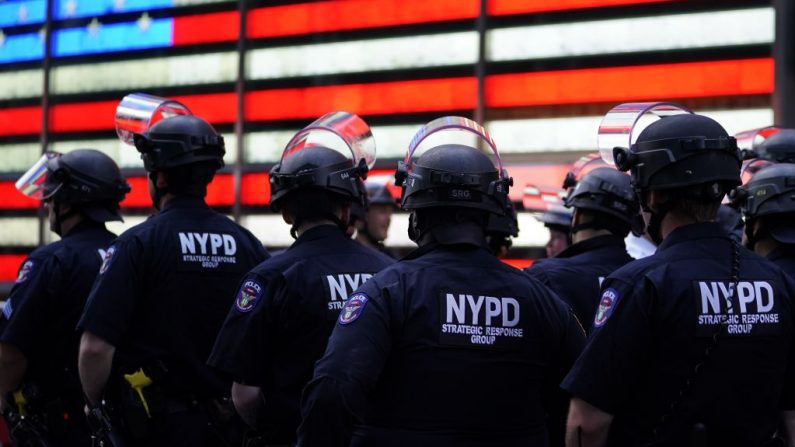 La policía de Nueva York vigila a los manifestantes en Times Square el 1 de junio de 2020, durante una protesta "Black Lives Matter". (Timothy A. Clary/AFP vía Getty Images)