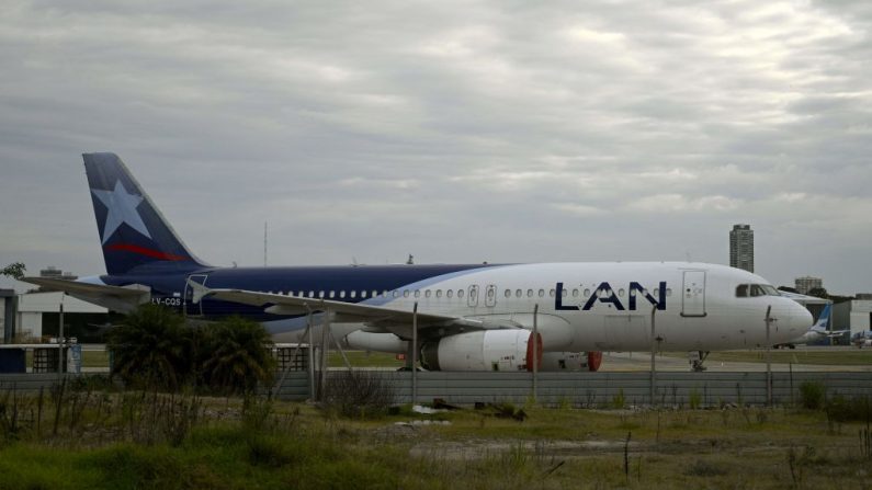 El avión de la aerolínea LATAM se encuentra en la pista del aeropuerto Jorge Newbery en Buenos Aires (Argentina) el 17 de junio de 2020. (Foto de JUAN MABROMATA/AFP vía Getty Images)