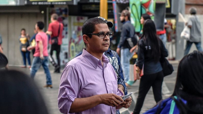 El candidato venezolano a la alcaldía de Libertador, Nicmer Evans, mira en medio de una zona peatonal, mientras hace campaña en Caracas (Venezuela) el 20 de noviembre de 2017. (JUAN BARRETO/AFP a través de Getty Images)